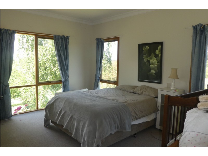 28 Sycamore Grove, Kinglake VIC 3763