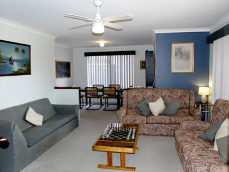 8 Parkland Drive, Warnbro WA 6169