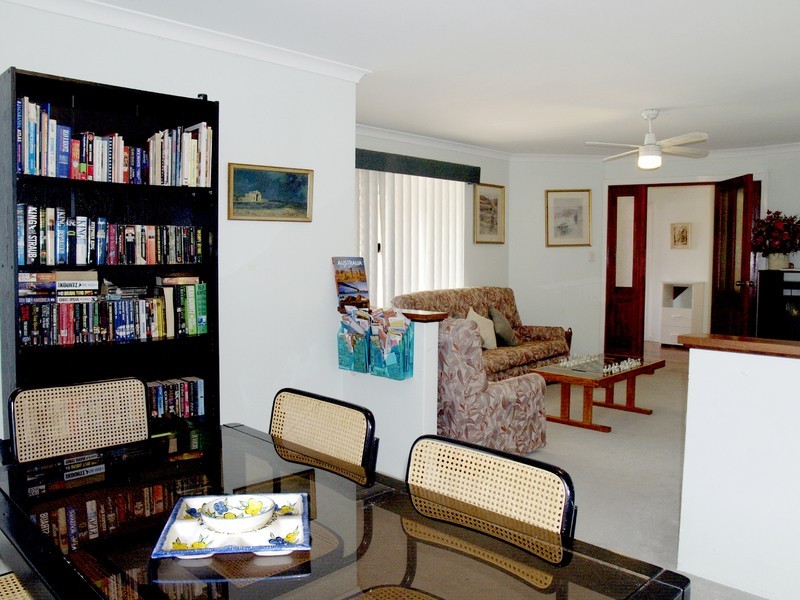 8 Parkland Drive, Warnbro WA 6169