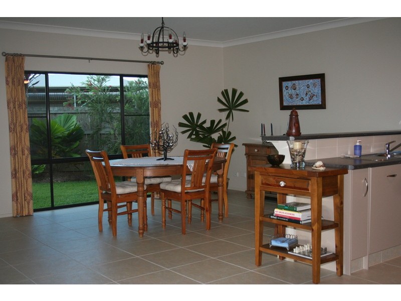 15 White Oak Ave, Mossman QLD 4873
