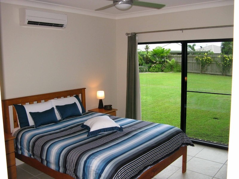 15 White Oak Ave, Mossman QLD 4873