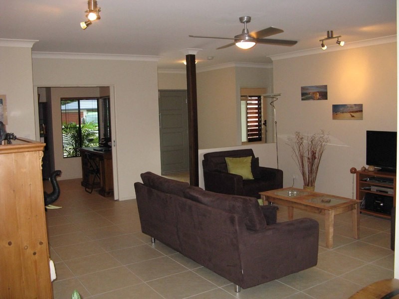 15 White Oak Ave, Mossman QLD 4873