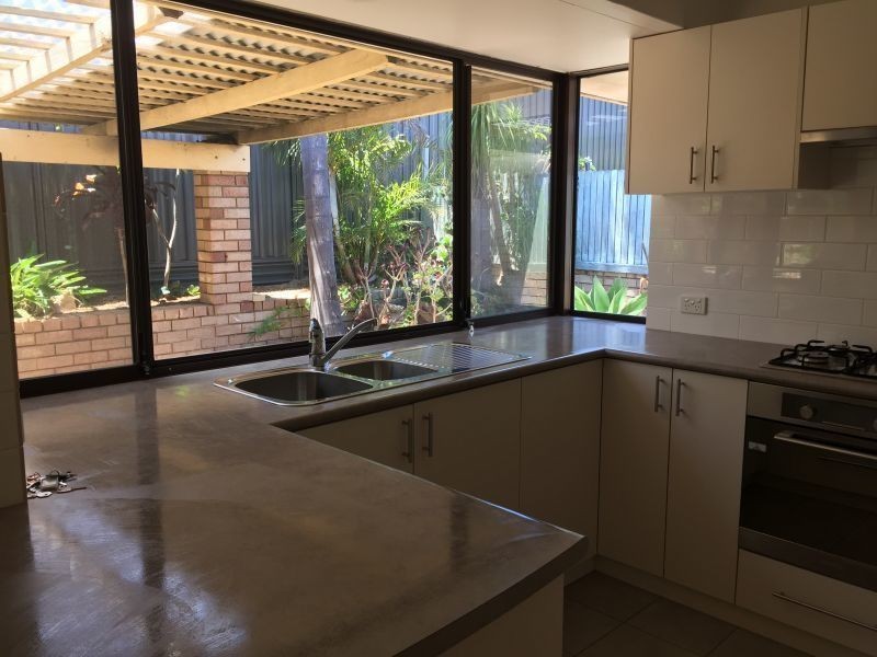 8a/Kitchener Road, Melville WA 6156