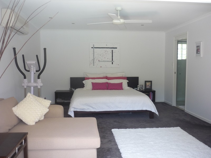 8 Kalimna Drive, Broadbeach Waters QLD 4218