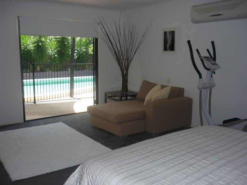 8 Kalimna Drive, Broadbeach Waters QLD 4218