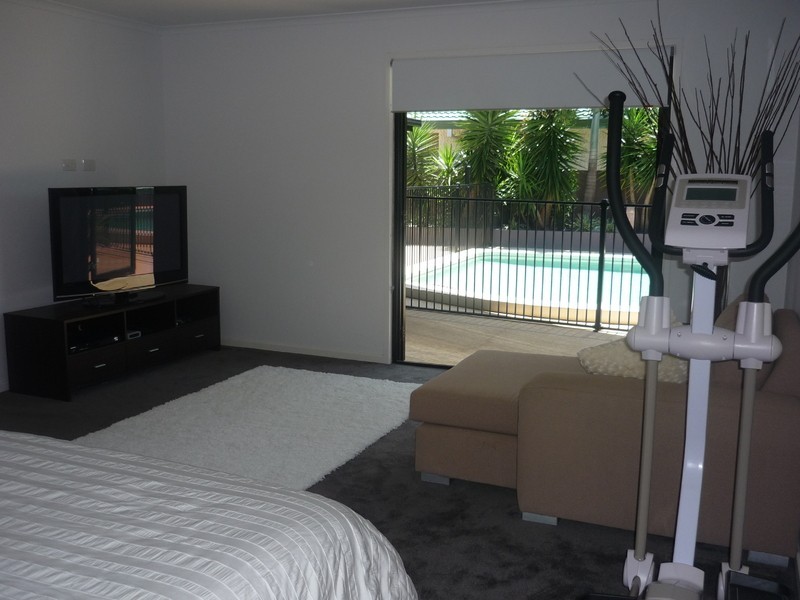 8 Kalimna Drive, Broadbeach Waters QLD 4218