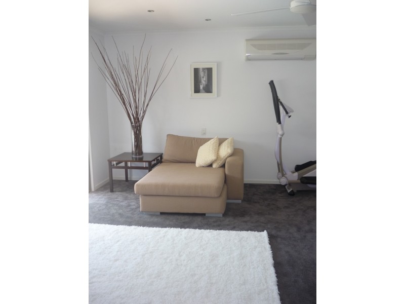 8 Kalimna Drive, Broadbeach Waters QLD 4218