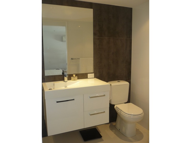 8 Kalimna Drive, Broadbeach Waters QLD 4218