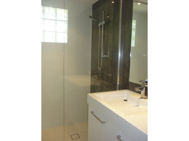 8 Kalimna Drive, Broadbeach Waters QLD 4218