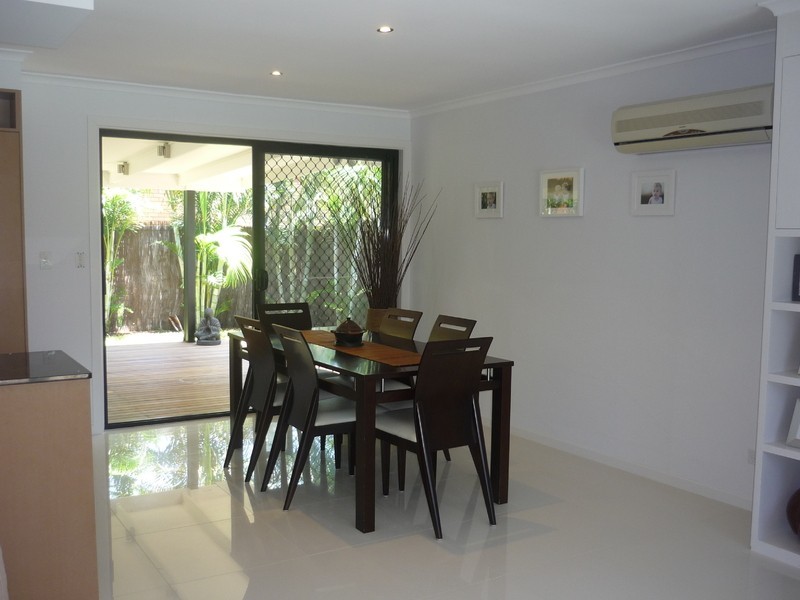 8 Kalimna Drive, Broadbeach Waters QLD 4218