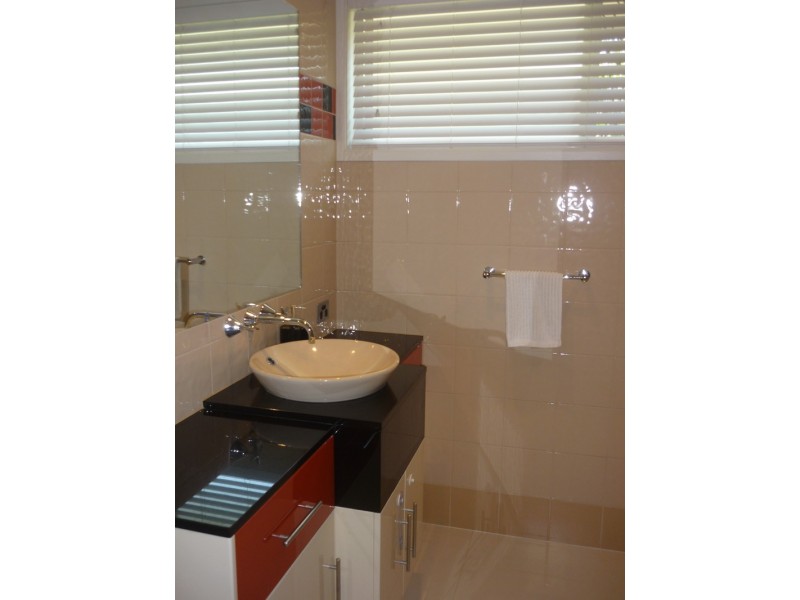 8 Kalimna Drive, Broadbeach Waters QLD 4218