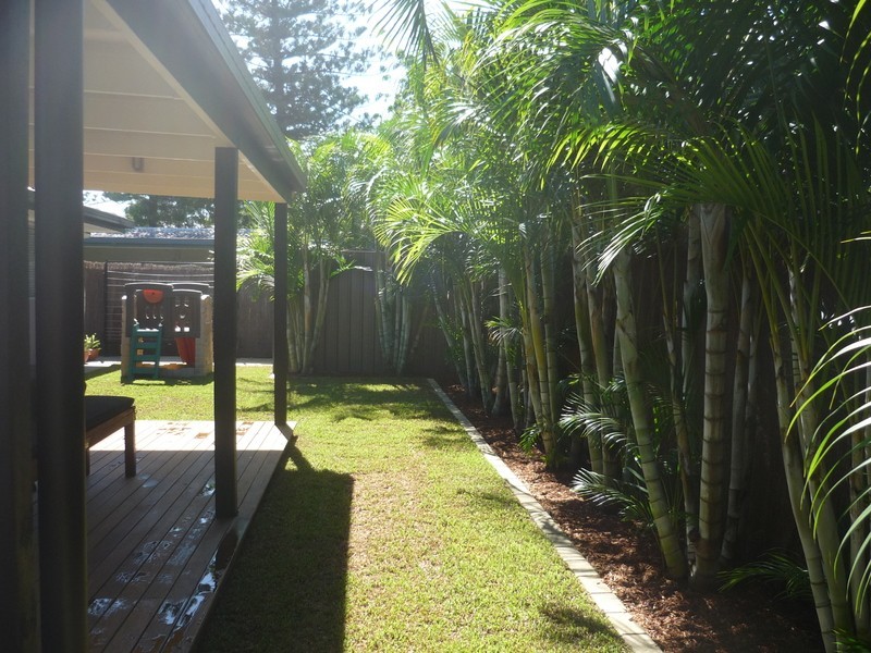 8 Kalimna Drive, Broadbeach Waters QLD 4218