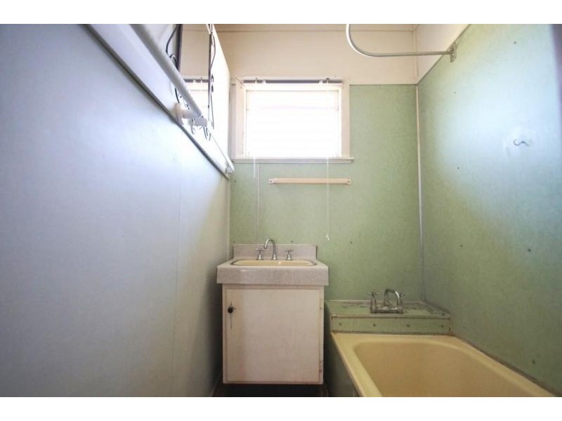 9 Edgar Street, Eastern Heights QLD 4305