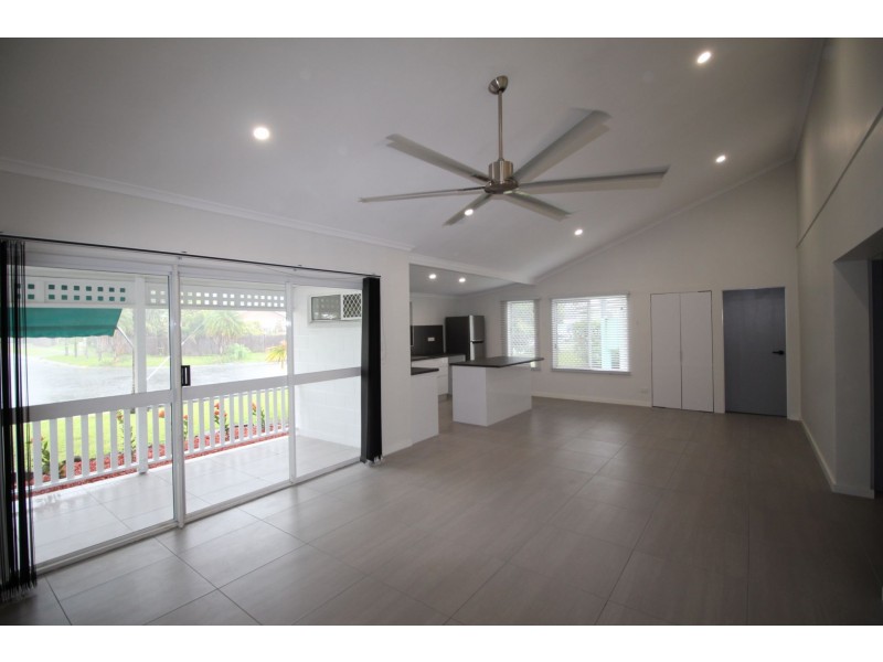 4/12-14 Ireland Cr, Whitfield QLD 4870