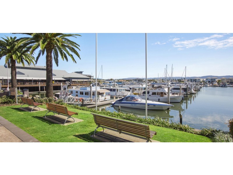 8107 Magnolia Gardens Court, Hope Island QLD 4212