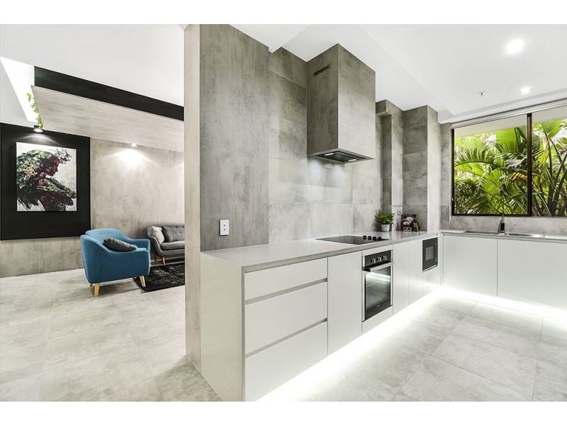 2/5 Enderley Avenue, Surfers Paradise QLD 4217