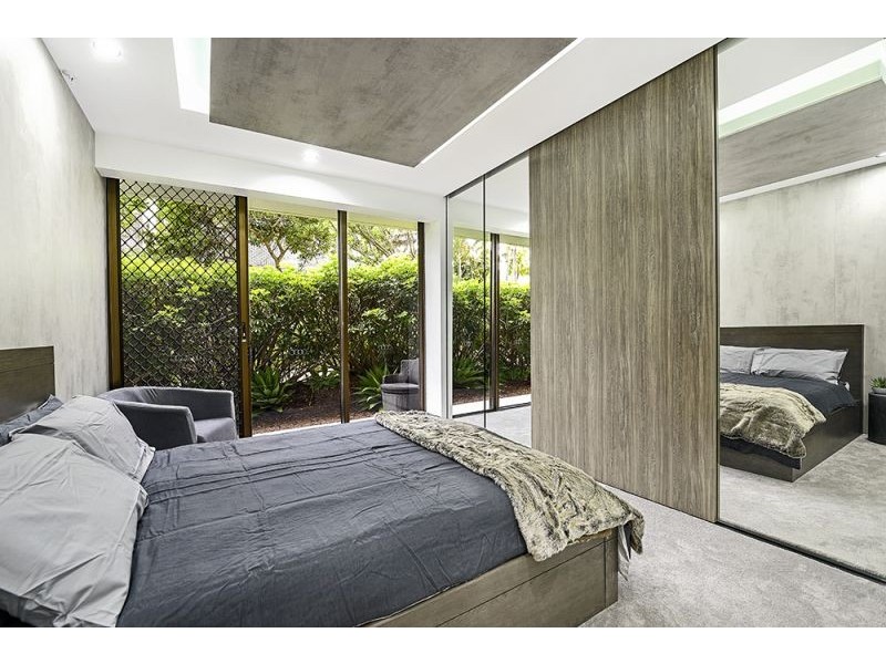 2/5 Enderley Avenue, Surfers Paradise QLD 4217