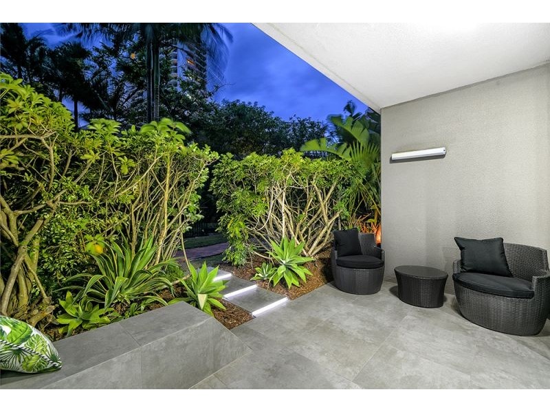 2/5 Enderley Avenue, Surfers Paradise QLD 4217