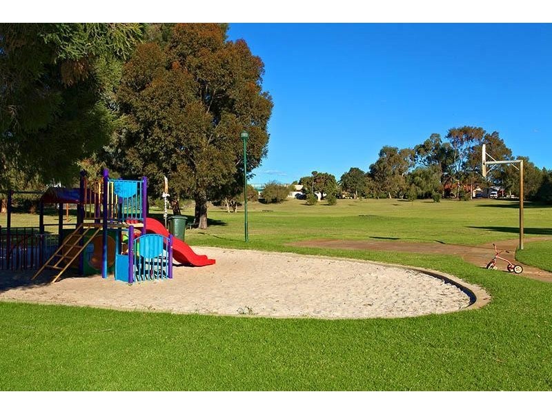 104 Bolderwood Drive, South Lake WA 6164