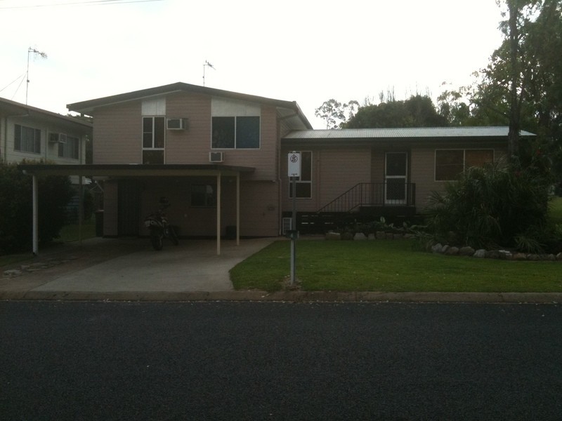 8 Yeates Cres, Dysart QLD 4745