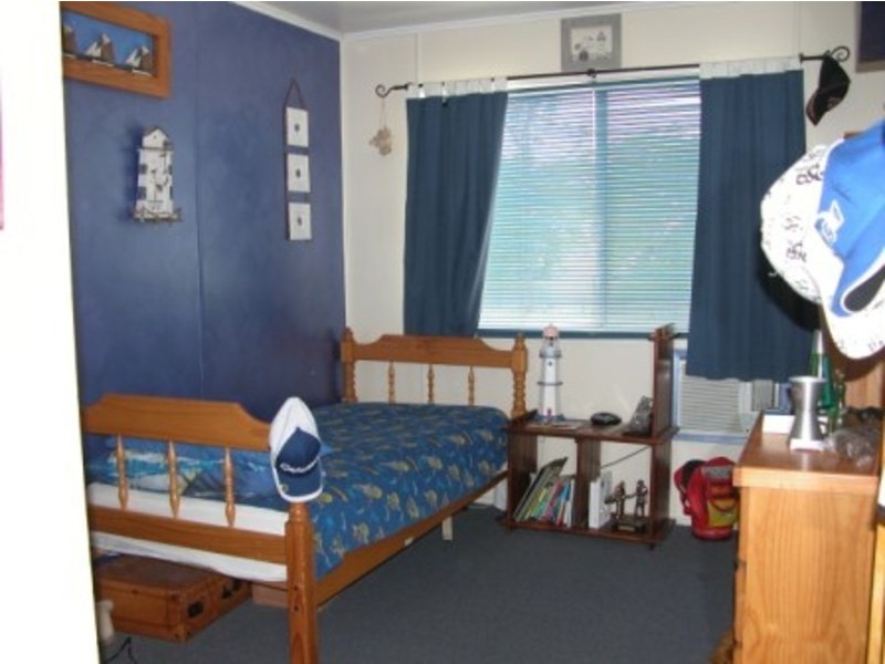 8 Yeates Cres, Dysart QLD 4745