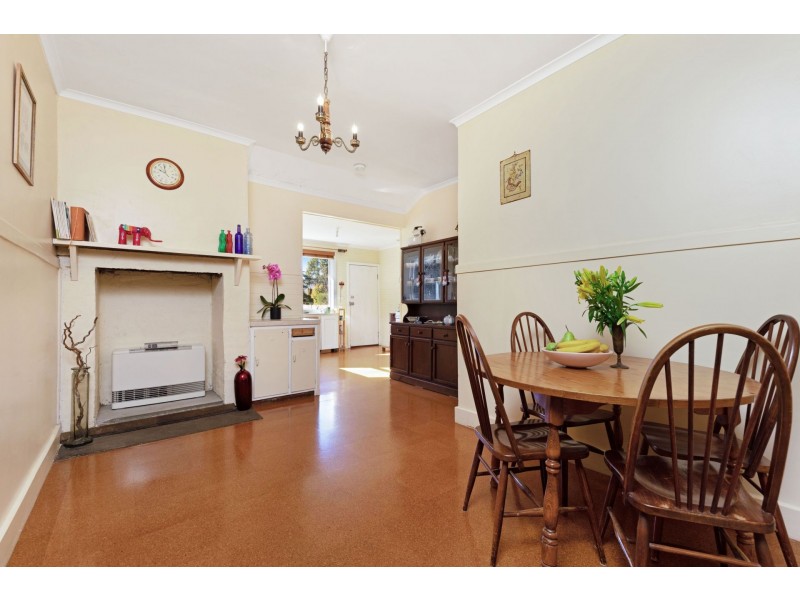 36 Davy St, Woodend VIC 3442