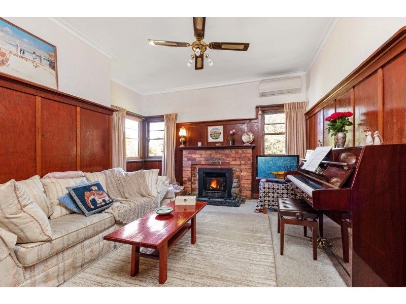 36 Davy St, Woodend VIC 3442