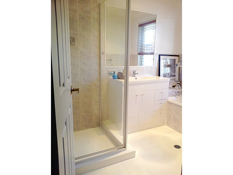 12 Polynesia Avenue, Pacific Pines QLD 4211