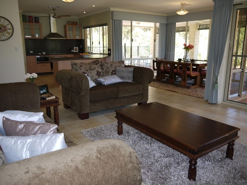 4 Country Club Avenue, Roleystone WA 6111