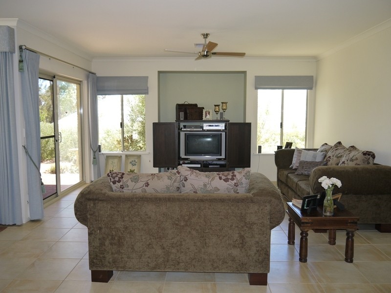 4 Country Club Avenue, Roleystone WA 6111