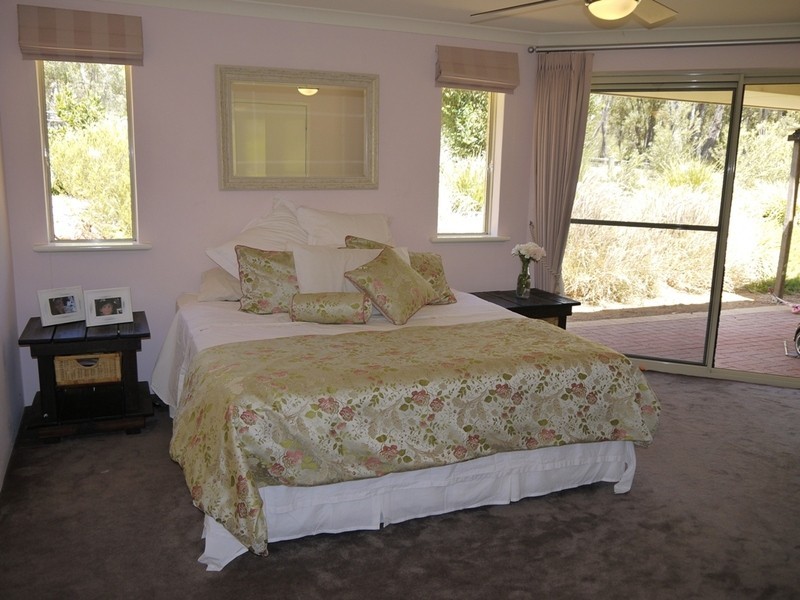 4 Country Club Avenue, Roleystone WA 6111