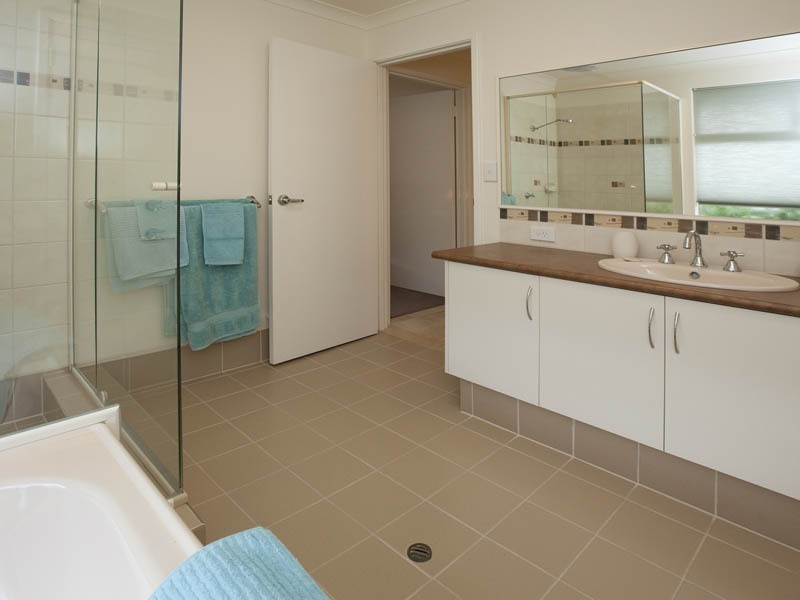 4 Country Club Avenue, Roleystone WA 6111