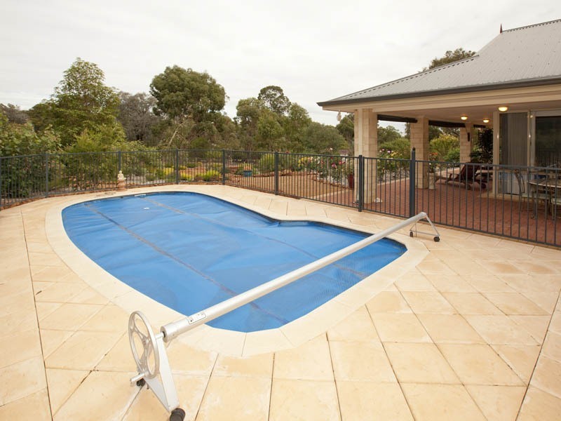 4 Country Club Avenue, Roleystone WA 6111