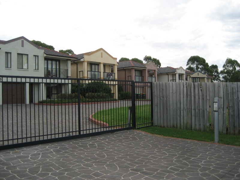 2//24  Padua Close, Prestons NSW 2170