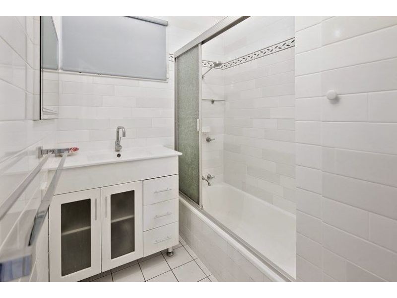 6 Hobart Ave, Camp Hill QLD 4152