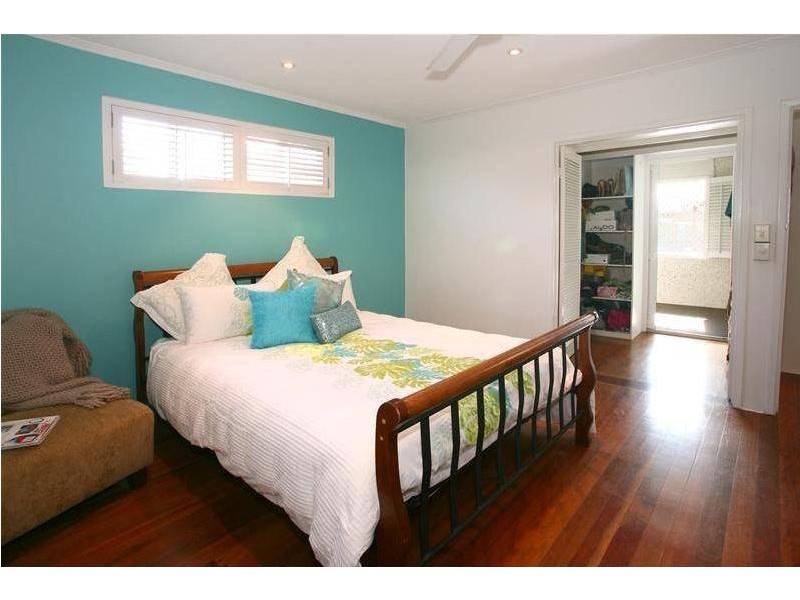 19 Savoy Drive, Broadbeach Waters QLD 4218