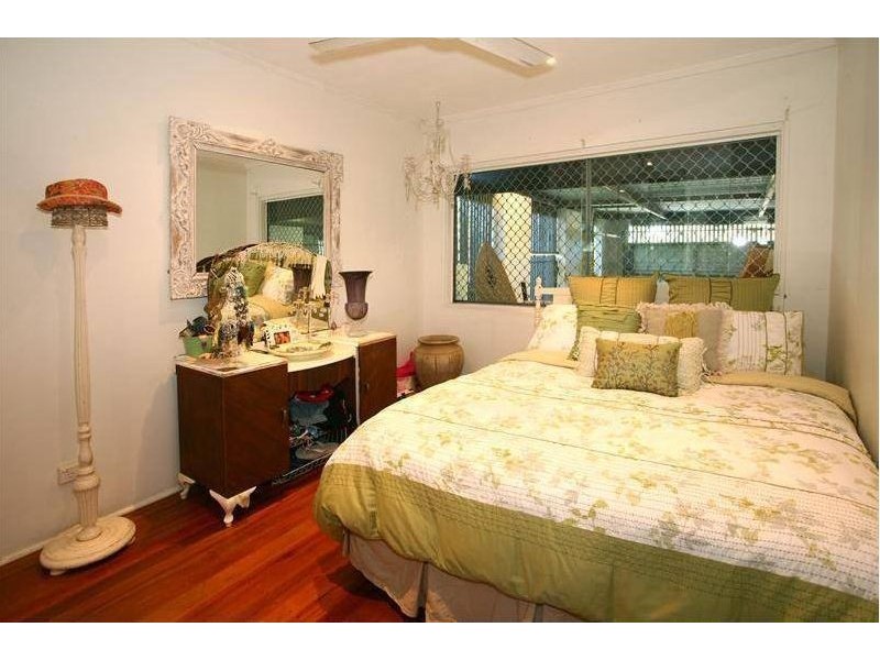 19 Savoy Drive, Broadbeach Waters QLD 4218