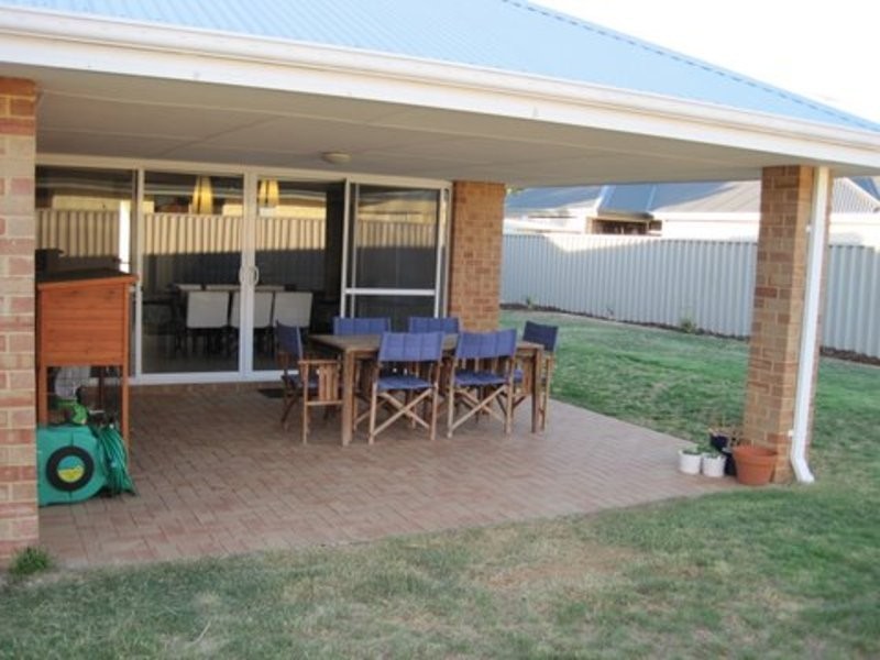 5 Viana Loop, Seville Grove WA 6112