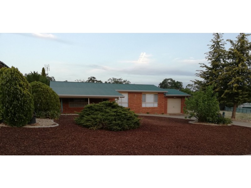 16 Kindra Crescent, Coolamon NSW 2701