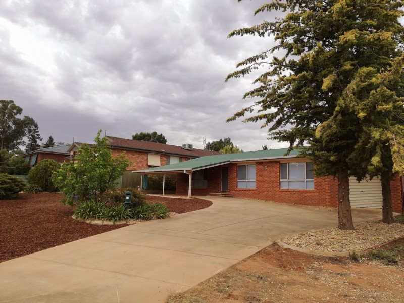 16 Kindra Crescent, Coolamon NSW 2701