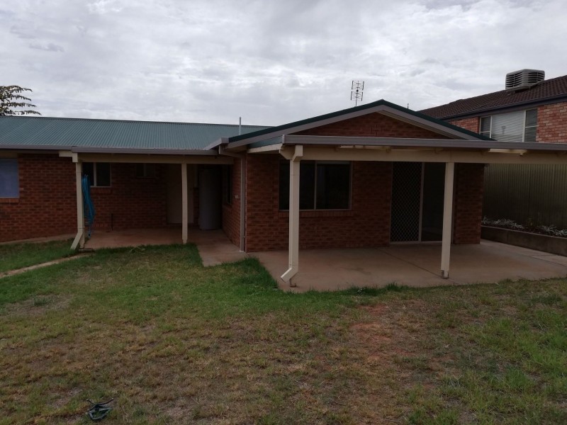 16 Kindra Crescent, Coolamon NSW 2701