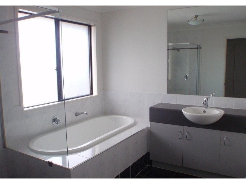 40 Wunburra Circle, Pacific Pines QLD 4211