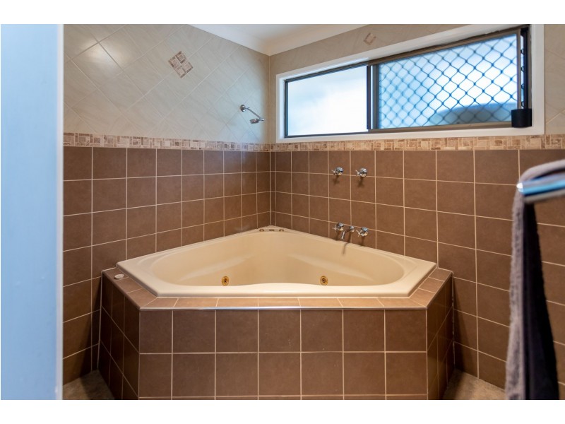 9 Suncross Place, Emerald QLD 4720