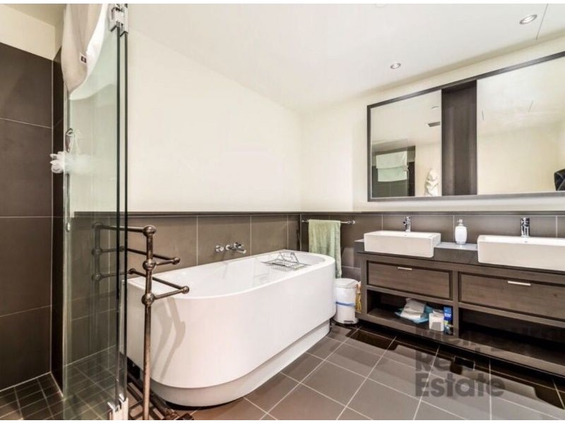 246/8 Waterside Place, Docklands VIC 3008