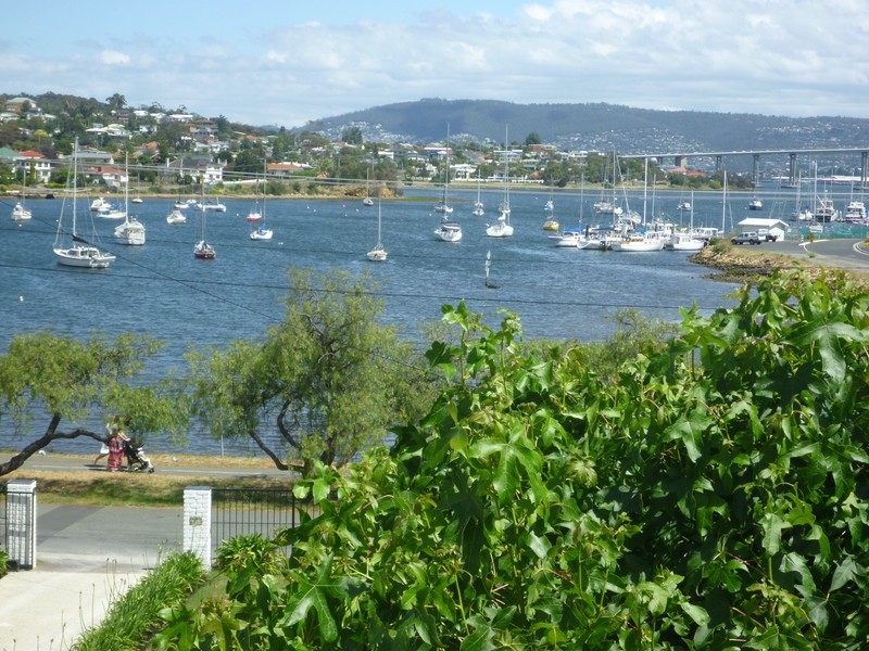 8 Esplanade, Lindisfarne TAS 7015