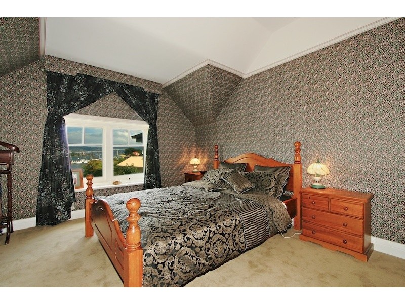 8 Esplanade, Lindisfarne TAS 7015