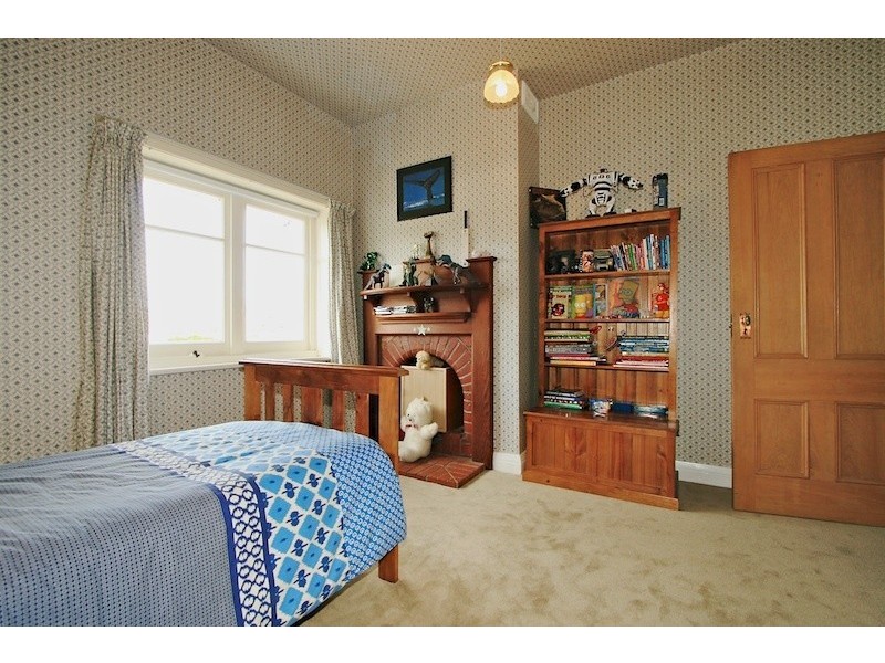 8 Esplanade, Lindisfarne TAS 7015