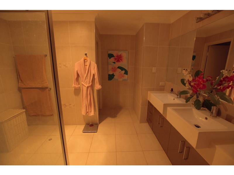 1 Oolyie Close, Chapel Hill QLD 4069