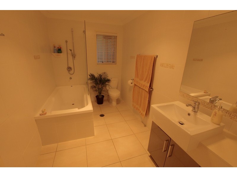 1 Oolyie Close, Chapel Hill QLD 4069