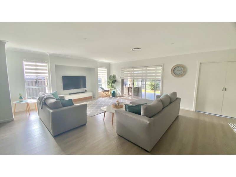 17 Holroyd Street, Albion Park NSW 2527